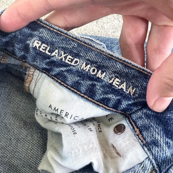 American Eagle AE Ripped Distressed Relaxed Mom Jean Daylight Destroy US 0 Reg - Picture 4 of 11